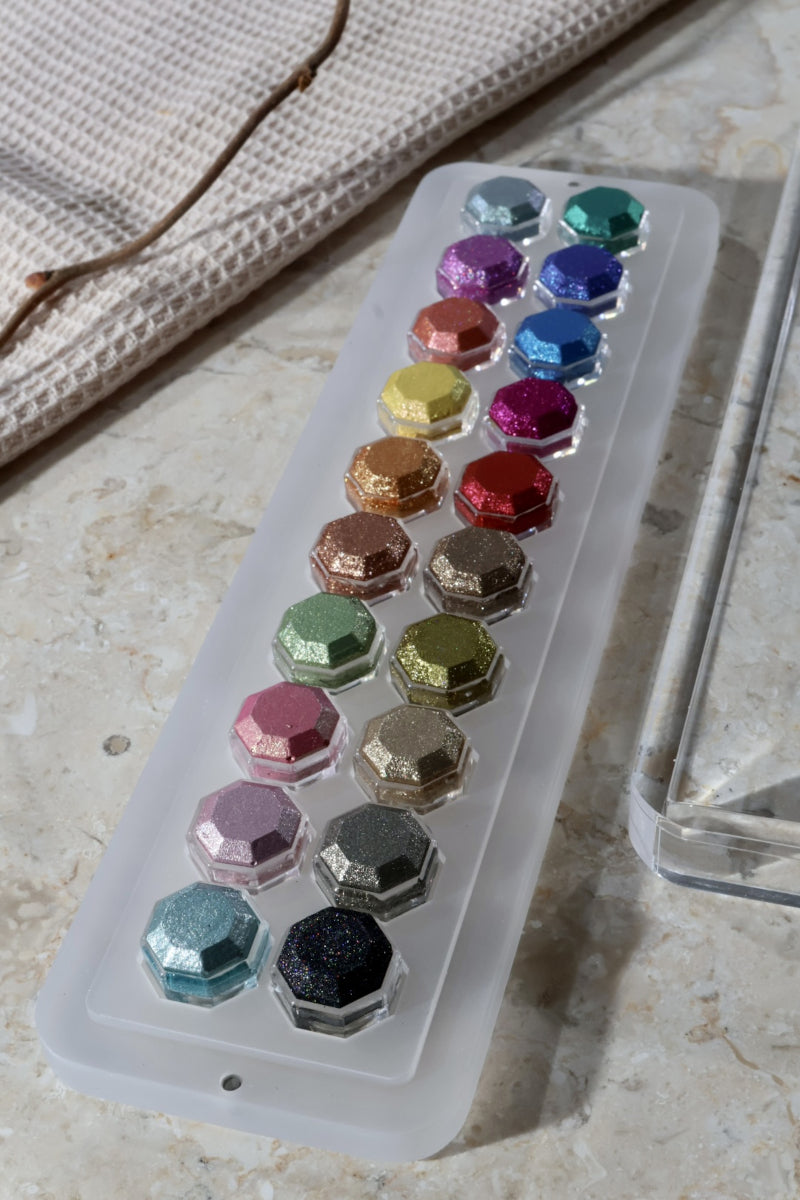 The Lisilinka tutorial set volume 2 contains 20 metallic watercolors in octagon shape in an acrylic box