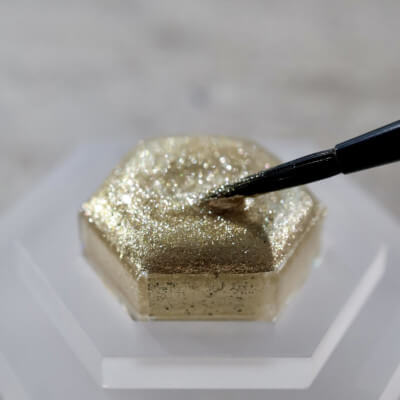 Watercolor brush activating Lisilinka metallic paint for easy use and high opacity