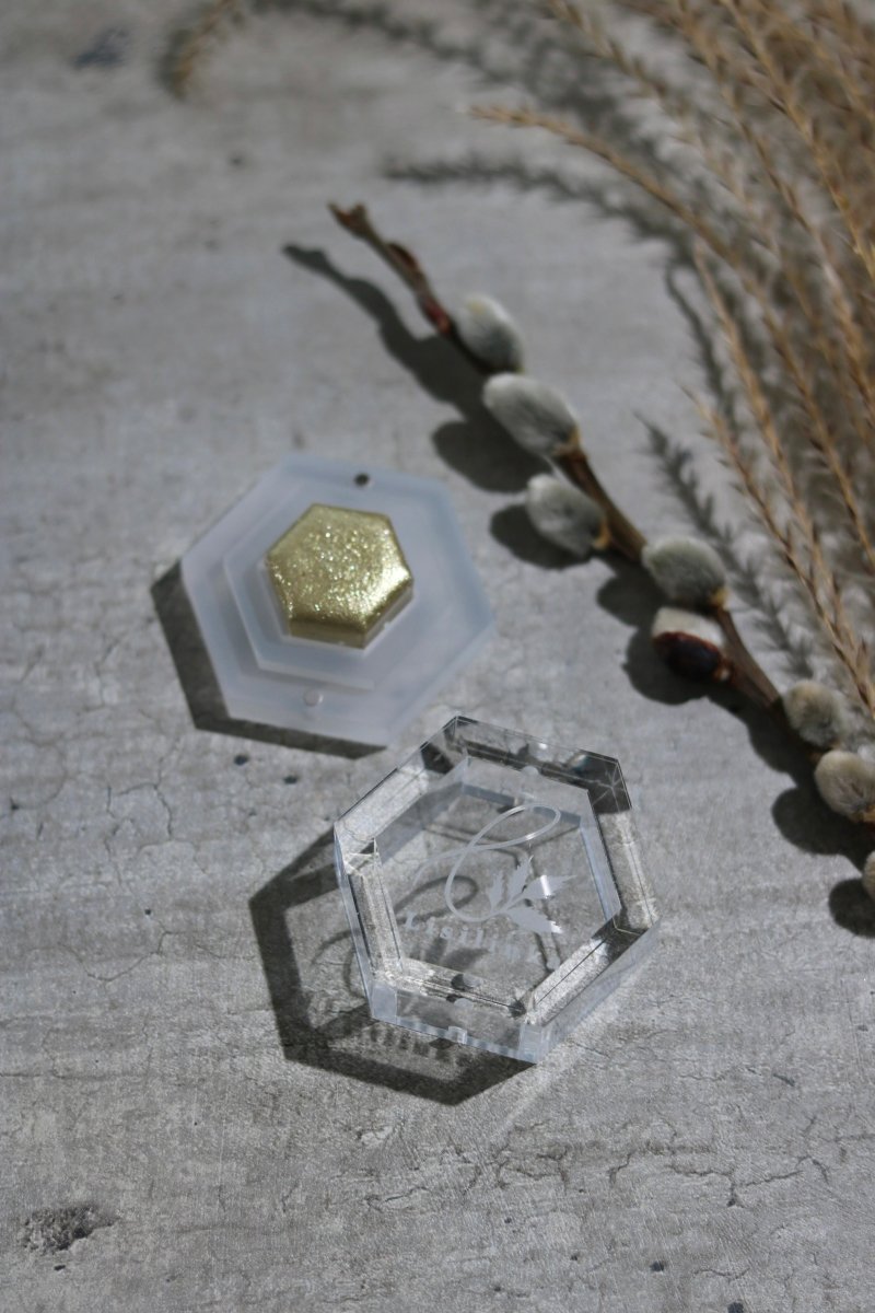 水彩画　金色の風 Crystal Gold – Handmade Metallic Watercolor with Golden Sparkle